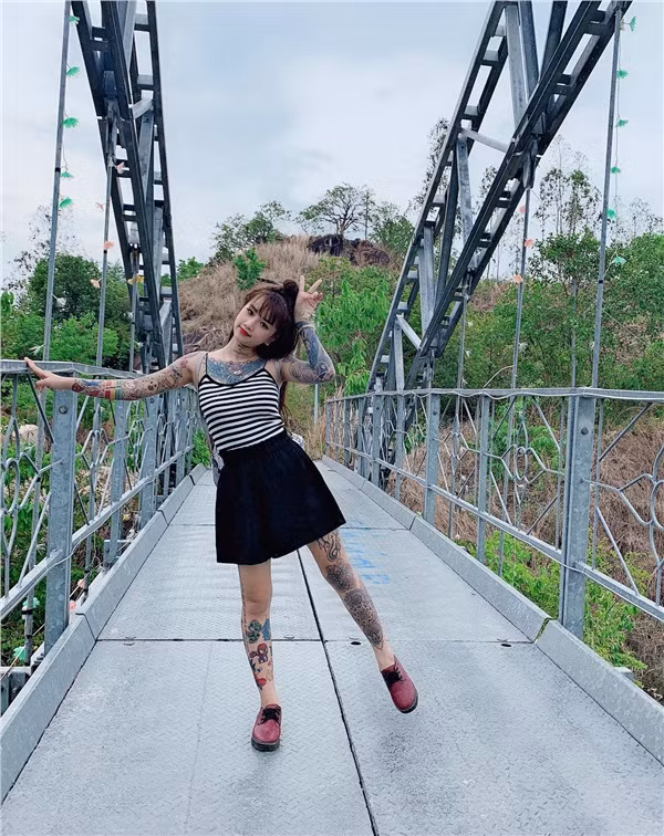 Trong tình yêu cũng vậy, cô cũng trải qua vài mối tình, mọi chuyện rất ổn cho tới khi về ra mắt gia đình bạn trai thì đều bị ngăn cấm và kết thúc trong nước mắt.