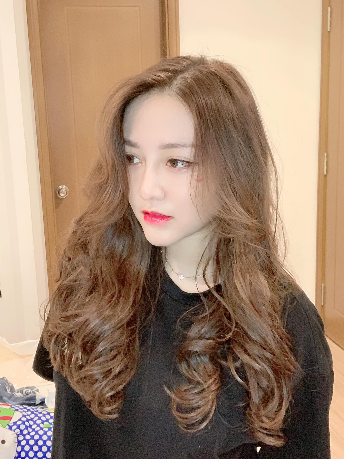 Trước đó, Kiều Anh từng khá nổi tiếng trong cộng đồng game thủ vì vẻ ngoài xinh đẹp, kỹ năng chơi game tốt, cô nàng cũng thường xuyên thực hiện các bộ ảnh cosplay nóng bỏng.