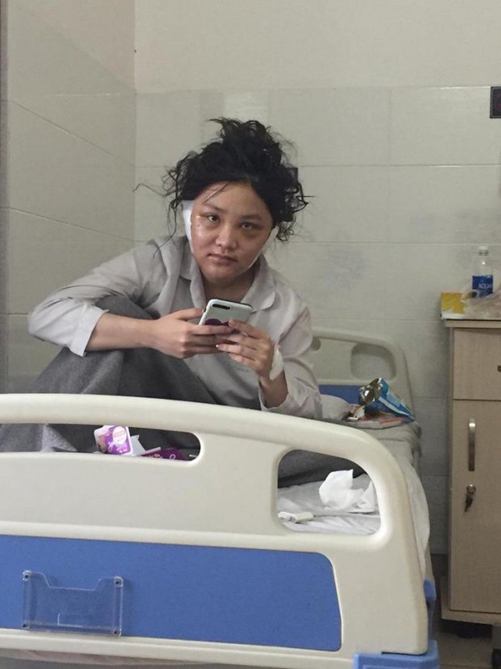 Sau scandal năm 2018, Kiều Anh bất ngờ lộ ảnh đi "đập đi xây lại" nhan sắc. Những hình ảnh của cô nàng trong bệnh viện khiến không ai có thể nhận ra hot girl ngày nào.