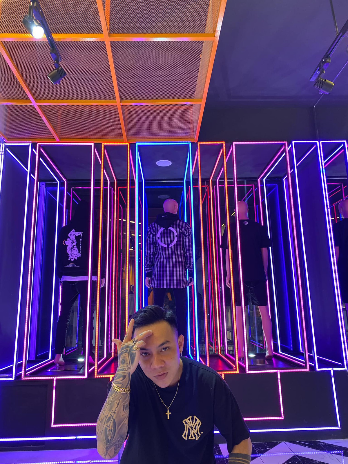 Được biết, bạn trai của Kiều Anh Hera tên Thanh Danh, cũng là một chàng trai khá nổi tại Sài Gòn khi trang cá nhân sở hữu 23.000 lượt theo dõi. Hiện anh chàng đang kinh doanh thời trang.