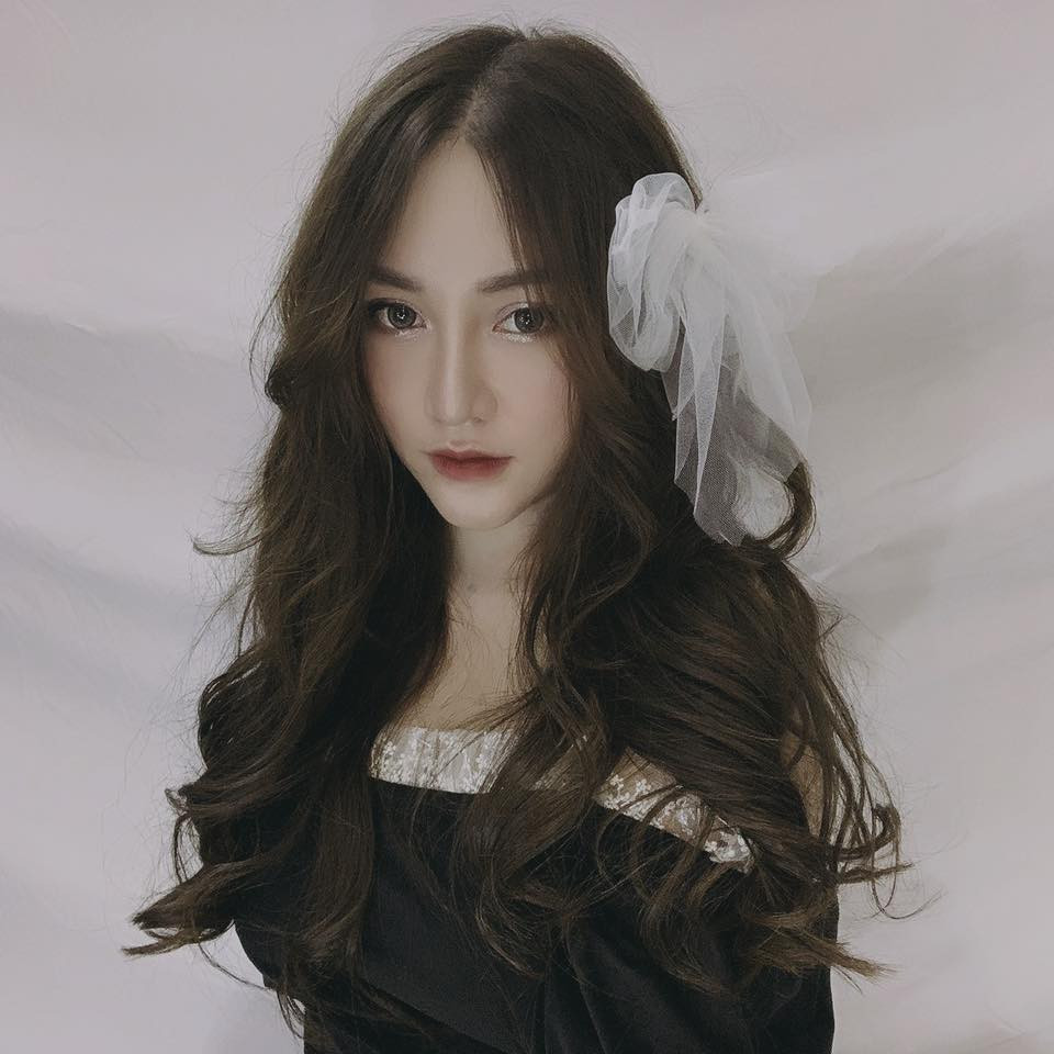 Hiện tại, Kiều Anh Hera trở lại với nhan sắc xinh đẹp tựa búp bê. Nhan sắc của cô được cộng đồng mạng đánh giá là khác hoàn toàn so với trước kia.