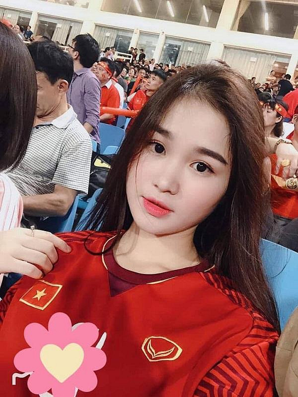 Linh Trang và Hoàng Đức quen nhau vào tháng 1/2019, trên Instagram, cả hai thường xuyên úp mở chuyện tình cảm. Linh Trang chính là người chủ động "thả thính" Hoàng Đức trên mạng xã hội.