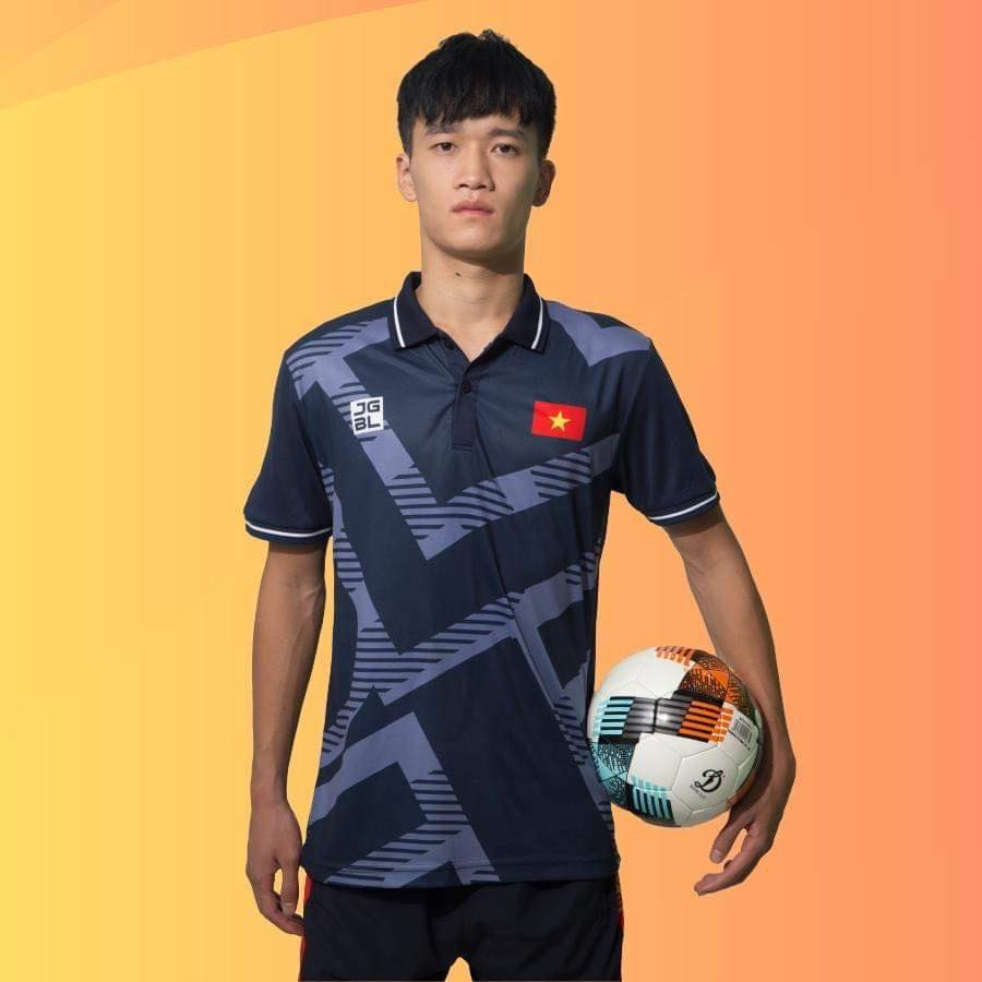 Cầu thủ Hoàng Đức sinh năm 1998 tại Hải Dương. Anh đang chơi cho CLB Viettel.