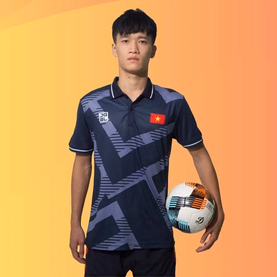 Cầu thủ Hoàng Đức sinh năm 1998 tại Hải Dương. Anh đang chơi cho CLB Viettel.