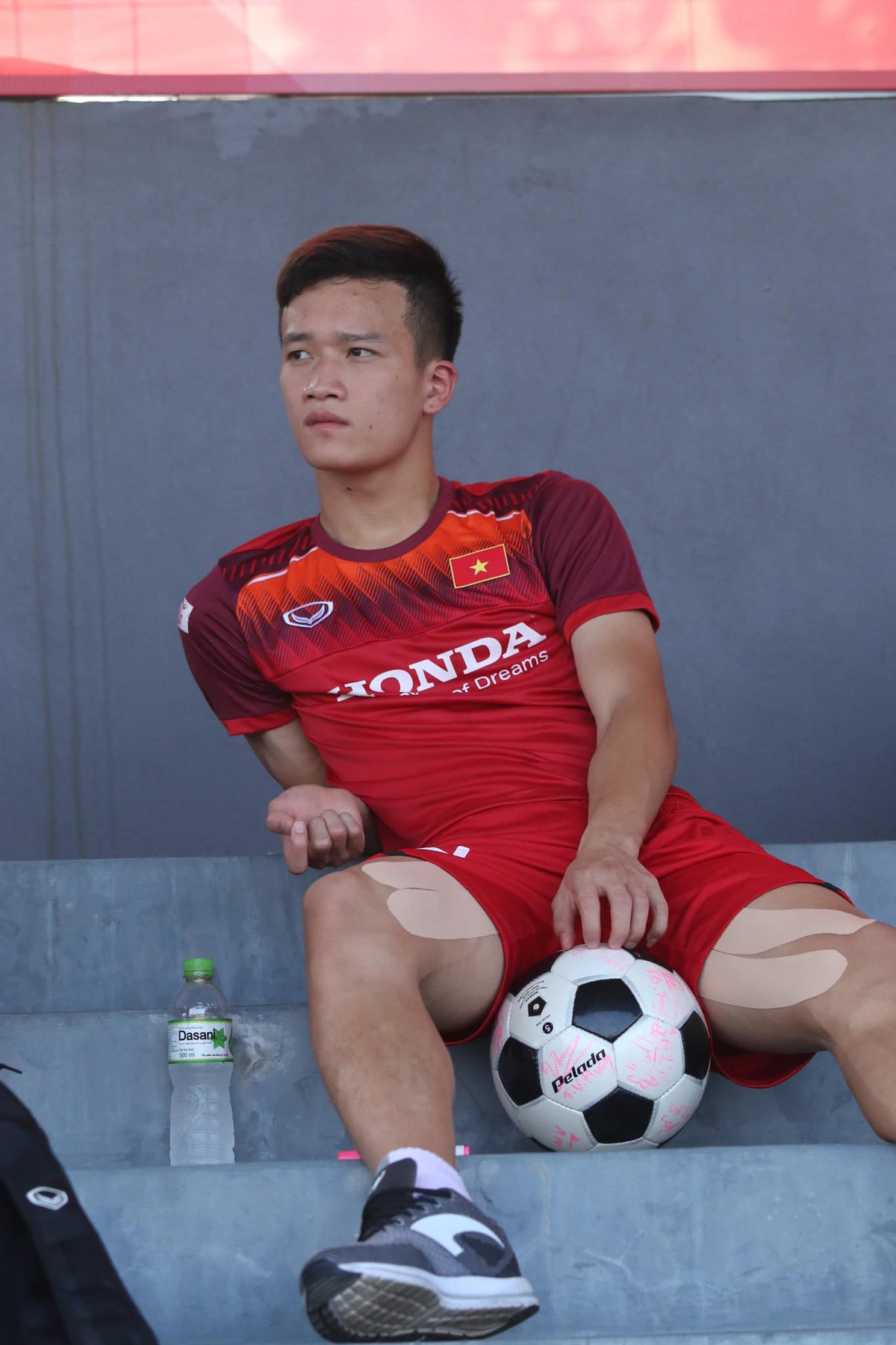 Mặc dù chưa bao giờ chính thức công khai bạn gái, thế nhưng Hoàng Đức để tình trạng quan hệ trên Facebook cá nhân là "Đã kết hôn". Được biết, bạn gái anh tên là Linh Trang.