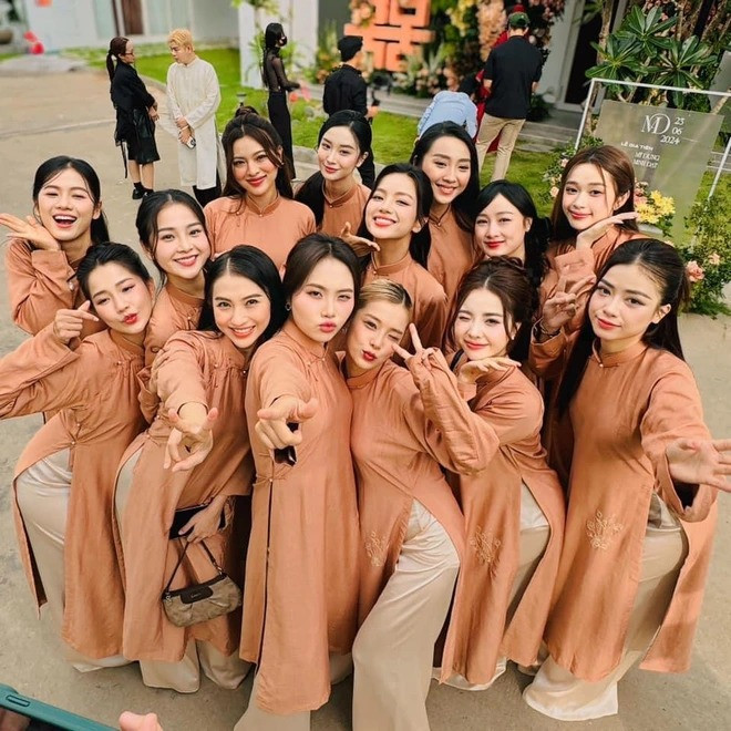 Nhiều người bạn thân của cô dâu Midu đã xuất hiện trong đội hình bê tráp. Một số nhân vật nổi bật có thể kể đến như Phương Mỹ Chi, Tú Hảo, Tam Triều Dâng, Dương Hoàng Yến, Kiều Trinh Xíu... Dàn phụ dâu cũng được may trang phục riêng.