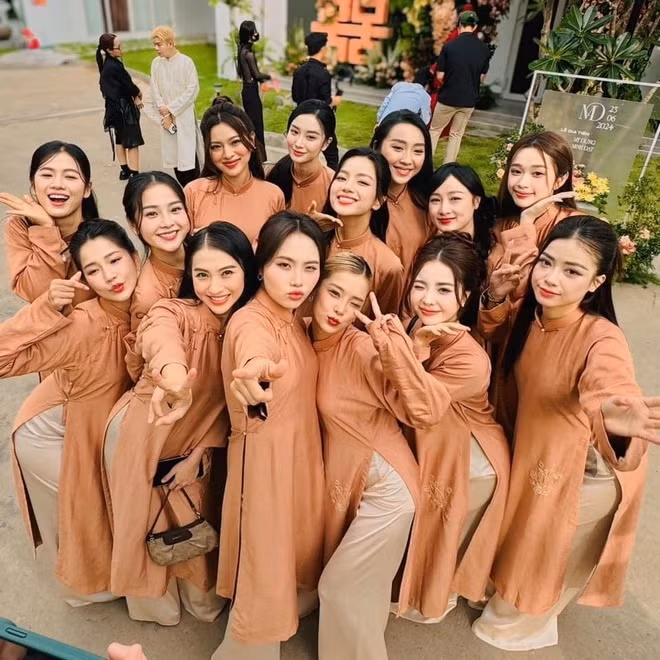 Nhiều người bạn thân của cô dâu Midu đã xuất hiện trong đội hình bê tráp. Một số nhân vật nổi bật có thể kể đến như Phương Mỹ Chi, Tú Hảo, Tam Triều Dâng, Dương Hoàng Yến, Kiều Trinh Xíu... Dàn phụ dâu cũng được may trang phục riêng.