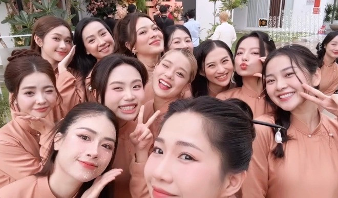 Bên cạnh đó, nhan sắc dàn bê tráp của cô dâu Midu cũng khiến nhiều người phải trầm trồ. Dàn phụ dâu 14 người toàn những gương mặt quen thuộc.