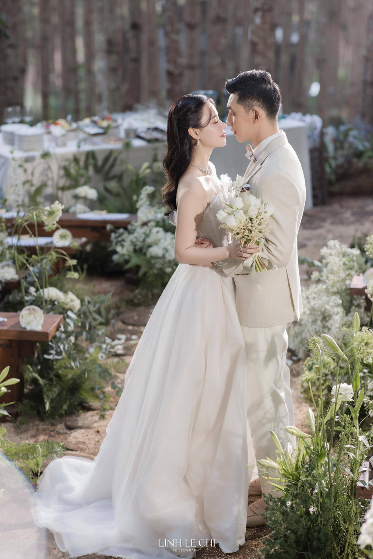 Khung cảnh nên thơ trữ tình trong đám cưới của cặp đôi.