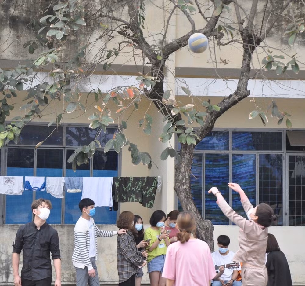 "Trông vui thật. Không biết có khu tập trung có nhận bệnh nhân tự nguyện không để em đăng kí vài suất cho cả họ hàng bạn bè", "Làm gì có ở đâu đi cách ly mà vui sướng như ở Việt Nam. Cách các bạn Hàn Quốc đang thèm lắm khi nhìn những hình ành này. Đi tập trung về có khi còn tìm được bạn thân hay người yêu ấy" - Dân mạng thích thú bình luận.