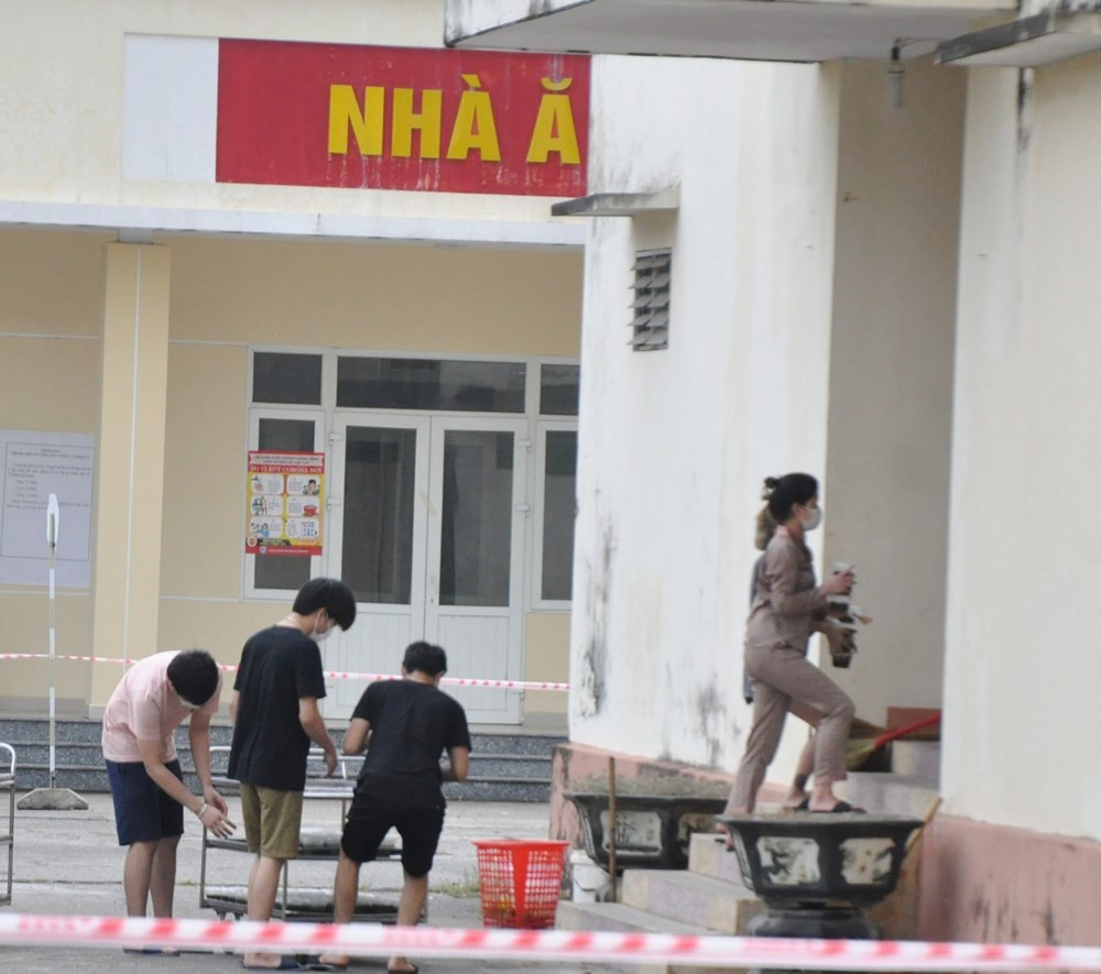 Đến giờ, đồ ăn được đưa đến tận cửa phòng và nhiệm vụ của mỗi người đó là ra lấy xuất của mình.