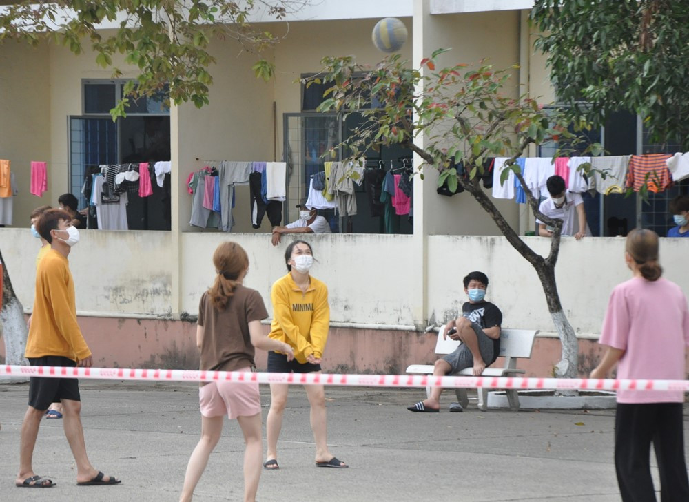 Không chỉ dừng lại ở các trò chơi vận động cho ra mồ hôi, các bạn trẻ còn tổ chức các buổi thi đấu bóng chuyền ngay trong khuôn viên khu cách ly COVID-19 tạo nên không khí ganh đua khá xôi nổi.
