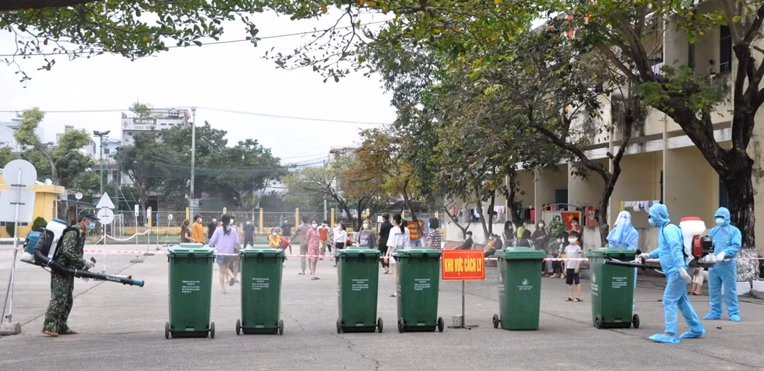 Hàng ngày mọi người trong khu cách ly tập trung tại Đà Nẵng vẫn vui chơi, trong khi đó các nhân viên y tế liên tục làm nhiệm vụ khử trùng, phòng dịch.