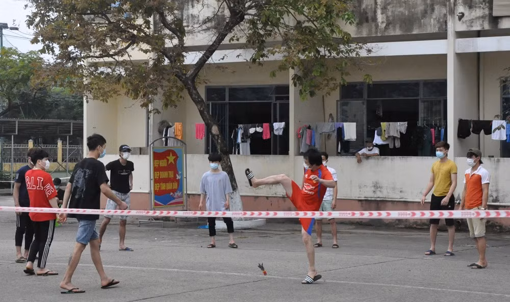 Những người trong khu cách ly COVID-19 tập trung tại Đà Nẵng đa số là các bạn trẻ, học sinh và người lao động từ nước ngoài trở về. Thay vì ủ dột, lo lắng về sự nguy hiểm của đại dịch, họ lại lạc quan chờ ngày được ra ngoài gặp lại người thân nên không khí ở đây khá sôi nổi, vui tươi.