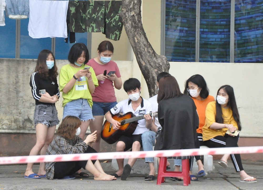 Bên cạnh những buổi thể thao, nhiều bạn trẻ cũng thể hiện năng khiếu của mình như đàn, hát khiến không khí trong khu cách ly dịch COVID-19 tại Đà Nẵng lúc nào cũng vui tươi, đầy sức sống. Ảnh: Facebook. Xem thêm clip: NHỮNG NGƯỜI PHỤC VỤ Ở KHU CÁCH LY TẬP TRUNG I VTC9 - Nguồn: Youtube