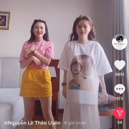 Mới đây, cô nàng 23 tuổi tiếp tục gây chú ý khi đăng clip xuất hiện cùng Huỳnh Anh - bạn gái Quang Hải. Nhiều người dành lời khen cho nhan sắc của đôi bạn hot girl.