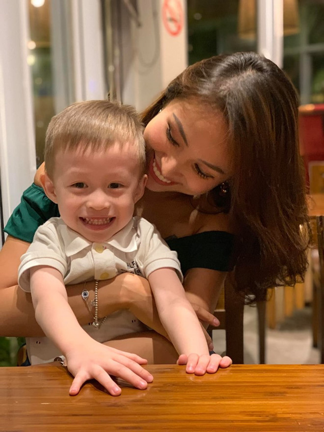 Tháng 11/2016, tại chương trình Ghế không tựa, cô khiến nhiều người hâm mộ không khỏi bất ngờ khi chia sẻ gặp vấn đề sức khỏe về bệnh thanh quản và nhược thị. Hiện tại, cô vẫn duy trì hoạt động nghệ thuật trong vai trò MC và lấn sân sang lĩnh vực kinh doanh.