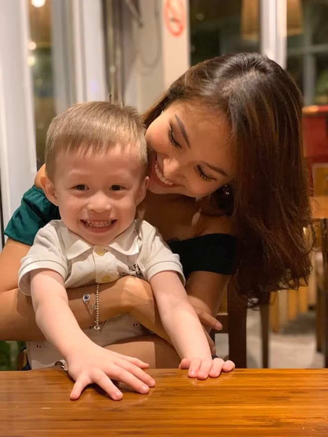 Tháng 11/2016, tại chương trình Ghế không tựa, cô khiến nhiều người hâm mộ không khỏi bất ngờ khi chia sẻ gặp vấn đề sức khỏe về bệnh thanh quản và nhược thị. Hiện tại, cô vẫn duy trì hoạt động nghệ thuật trong vai trò MC và lấn sân sang lĩnh vực kinh doanh.