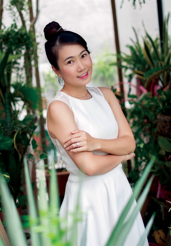 Thanh Thảo (sinh năm 1981) bén duyên với nghề MC từ đầu những năm 2000. Đến khi chương trình Vui cùng Hugo được HTV mua bản quyền, cô được mời làm MC. Sau đó, Thanh Thảo liên tục tạo dấu ấn qua các game show như Tam sao thất bản, Vietnam Idol...