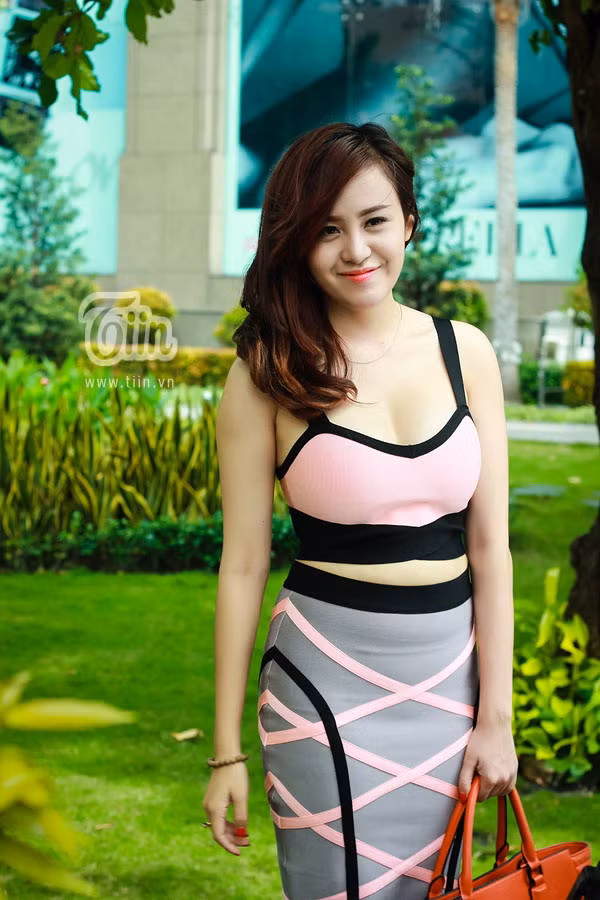 Trong bộ ảnh mới, người đẹp quyết tâm tạo dựng phong cách nhã nhặn. Trang phục cô chọn có gam màu nhẹ nhàng, toát lên sự thanh lịch, sang trọng, nhưng vẫn rất quyến rũ.