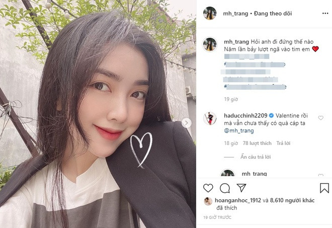 Trước khi ngày Valentine diễn ra, Hà Đức Trinh không ngần ngại lên hẳn trang cá nhân của bạn gái để đòi quà. "Vẫn chưa thấy quà cáp ta?" rồi tag hẳn Mai Hà Trang vào. Anh nổi tiếng là một cầu thủ siêu lầy nhưng không ai ngờ lại có thể lầy với cả bạn gái.