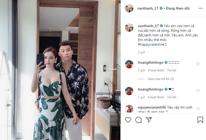 Văn Thanh xứng đáng là "thánh sến" trong mùa Valentine năm nay với dòng trạng thái không thể ngọt ngào hơn: "Yêu em cao hơn cả núi, dài hơn cả sống. Rộng hơn cả đất, xanh hơn cả trời. Yêu em, anh yêu em nhiều thế thôi".