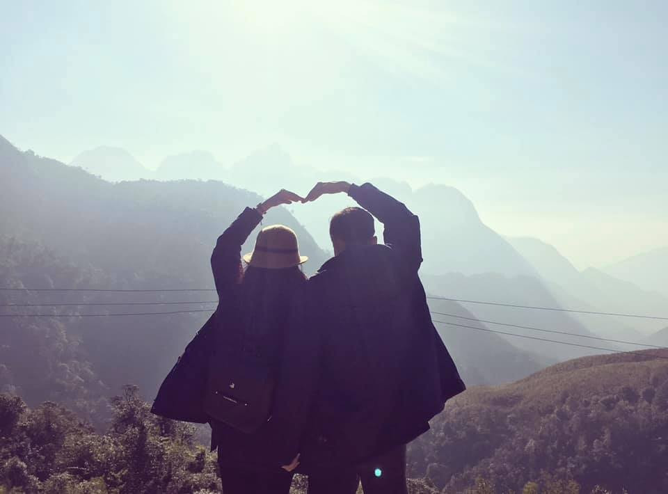 Đội trưởng tuyển Việt Nam, Quế Ngọc Hải đăng tải tấm ảnh đi du lịch cùng vợ và dòng trạng thái mùi mẫn: "Nếu một ngày phải chọn giữa hơi thở và yêu em thì anh xin dùng hơi thở cuối cùng để nói: 'Anh yêu Em'. Happy Valentine Day’s". Ngay bên dưới bình luận, anh bị Đình Trọng bóc mẽ: "Không hiểu copy ở đâu lời văn này".