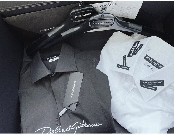 Xứng danh cặp đôi Rich Kid của dàn cầu thủ Việt Nam, Vóc Đỗ và Nguyễn Văn Dũng dành tặng nhau một cặp áo sơ mi đến từ thương hiệu nổi tiếng Dolce &amp; Gabbana.