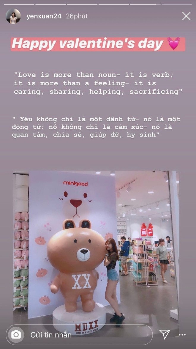 Đúng ngày lễ tình yêu, bạn gái thủ thành Đặng Văn Lâm đăng tải bức ảnh đi chơi trong trung tâm thương mại một mình cùng trạng thái cực sâu sắc: "Yêu không chỉ là một danh từ, nó là một động từ. Không chỉ là cảm xúc, nó là quan tâm, chia sẻ, giúp đỡ, hy sinh".