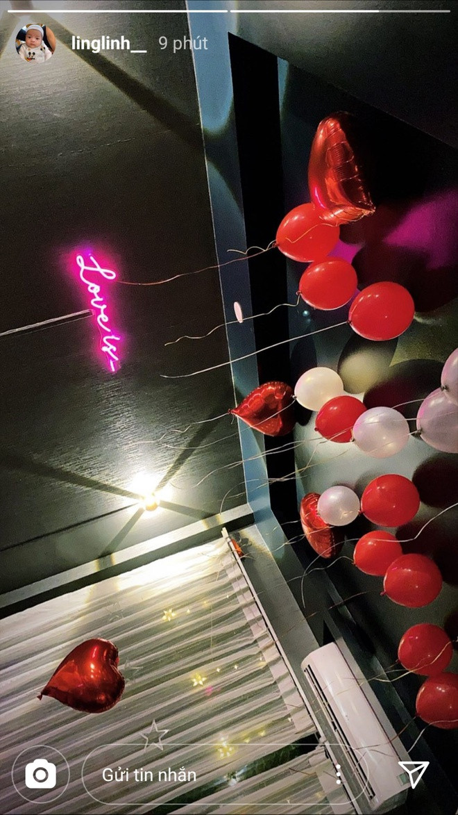 Không những vậy, anh còn trang trí căn phòng ngập sắc đỏ của tình yêu để dành tặng vợ.