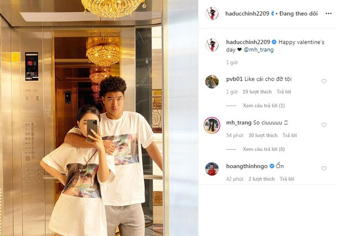 Đúng ngày Valentine, Đức Chinh đăng hình diện đồ đôi với bạn gái. Nam cầu thủ lại tiếp tục tạo dáng với khuôn mặt vô cùng hài hước.