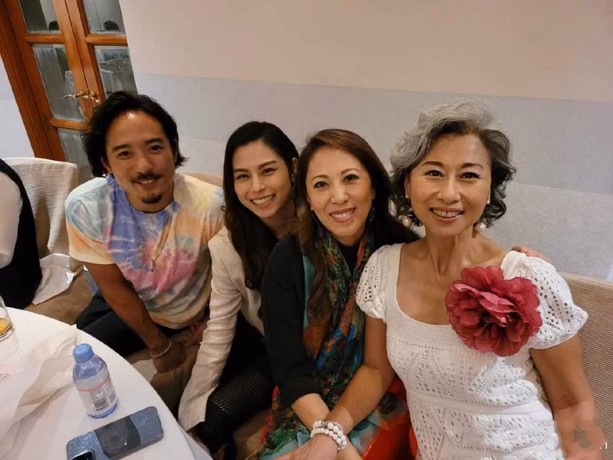 Một trong những điều khiến thanh xuân của bà kéo dài bất tận là bà luôn vui vẻ với hiện tại.