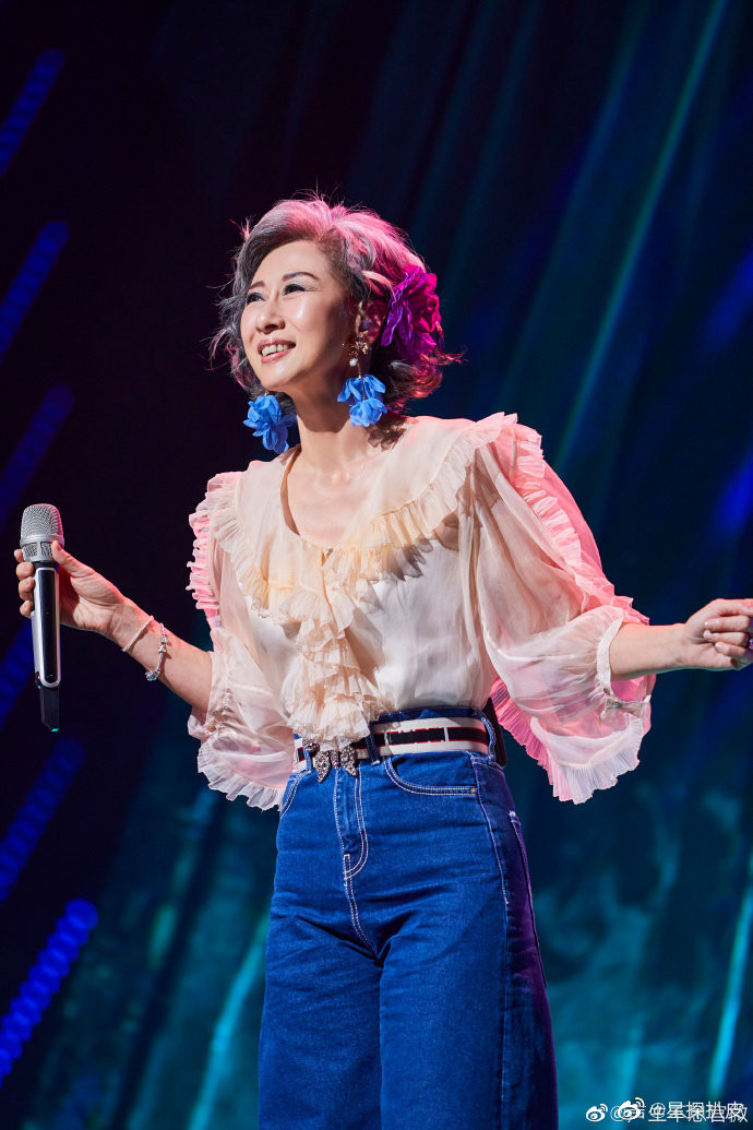 Xuất hiện trên một sân khấu gần đây, nữ ca sĩ khiến fan ở dưới hò reo bởi ngoại hình trẻ trung vượt thời gian của mình. "Lão bà" diện quần jean, chiếc áo được thiết kế bánh bèo cùng đôi hoa tai là bông hoa to nổi bật.