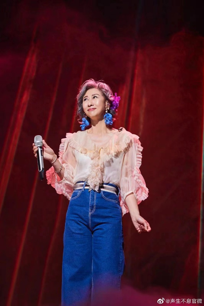 Chỉ nhìn hình, nhiều người sẽ không biết ca sĩ Ye Quianwen đã ở độ tuổi U70, cô có lẽ là minh chứng rõ nhất cho câu nói tuổi tác chỉ là một con số.