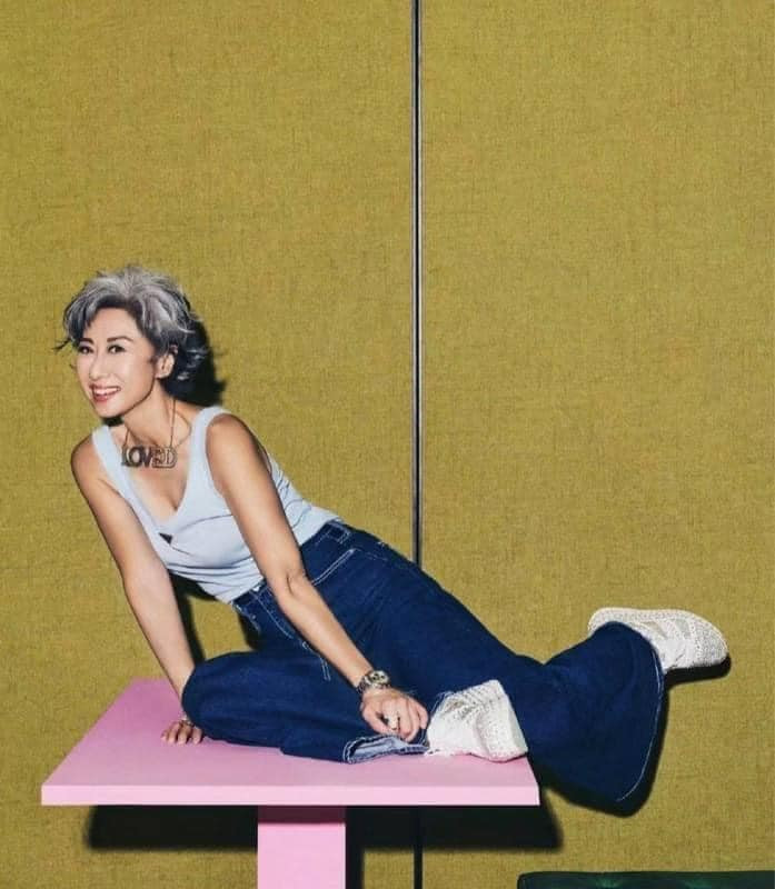 Cụ bà này được mệnh danh là mỹ nhân không tuổi Ye Qianwen - một trong những ca sĩ nổi tiếng ở Trung Quốc. Bởi, dù tóc bà đã bạc trắng, khóe mắt lộ rõ nếp nhăn, không còn quyến rũ như trước thế nhưng gu ăn mặc thì không thua kém cô gái trẻ nào.