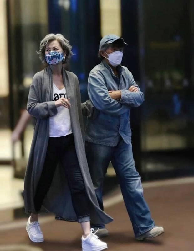 Tuổi tác chỉ là một con số, và nó không có chút ảnh hưởng nào trong việc bà lựa chọn khoác lên người những bộ cánh thời trang toàn những item "hot hit".