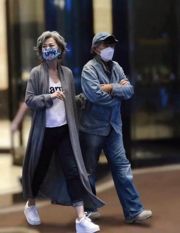 Tuổi tác chỉ là một con số, và nó không có chút ảnh hưởng nào trong việc bà lựa chọn khoác lên người những bộ cánh thời trang toàn những item "hot hit".