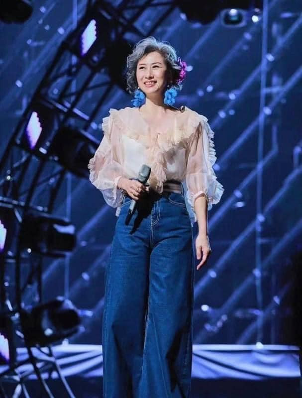 Ngoài ra, nhờ sở hữu đôi chân thon thả, nữ ca sĩ ở tuổi xế chiều còn tận dụng chiêu sơ vin để tăng khả năng "hack" chân cực đỉnh.