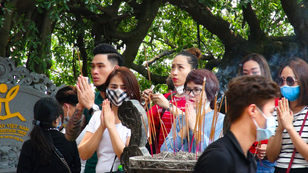 Thậm chí rất nhiều người chủ quan, không đeo hoặc tháo bỏ khẩu trang.