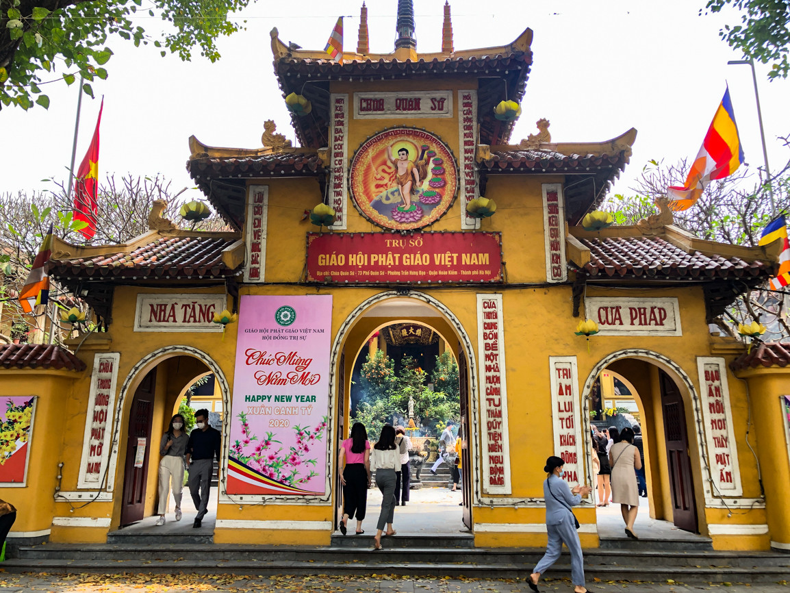 Tại chùa Quán Sứ, nhiều người vẫn đến đi lễ trong lúc dịch Covid-19 diễn biến phức tạp.