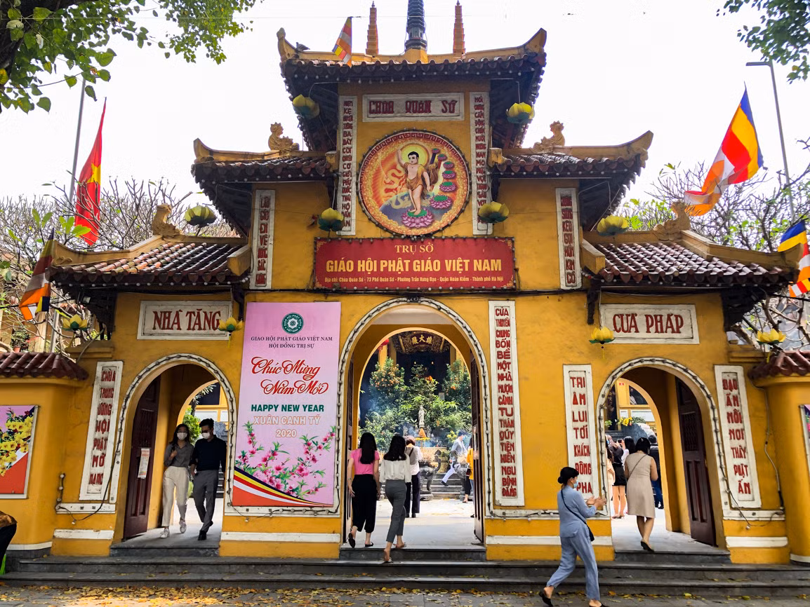 Tại chùa Quán Sứ, nhiều người vẫn đến đi lễ trong lúc dịch Covid-19 diễn biến phức tạp.