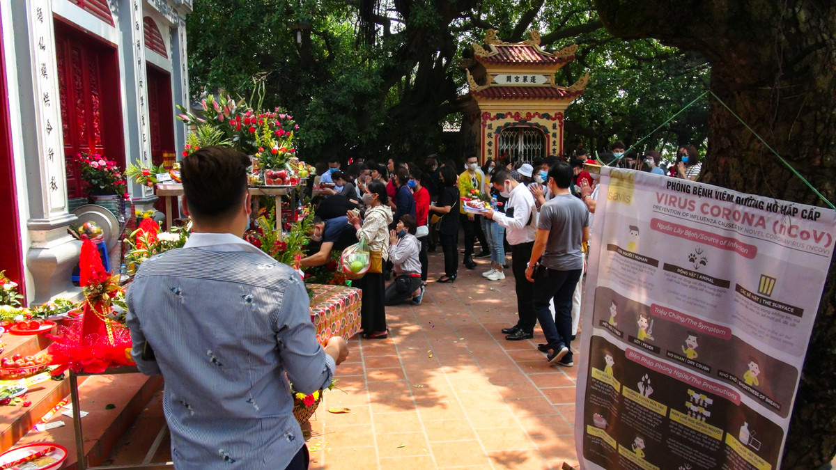 Tuy nhiên, ngày đầu tiên thực hiện yêu cầu của Thủ tướng, tại một số cơ sở thờ tự, nhiều người dân vẫn tụ tập dâng hương lễ lạt. Sau đây là video và chùm ảnh phóng viên báo Tin tức ghi nhận tại Phủ Tây Hồ, chùa Quán Sứ, Hà Nội. Thông báo phòng chống virus SARS-CoV-2 và dịch Covid-19 ngay tại đền, chùa, nhưng người dân vẫn tập trung rất đông tại Phủ Tây Hồ dâng lễ.
