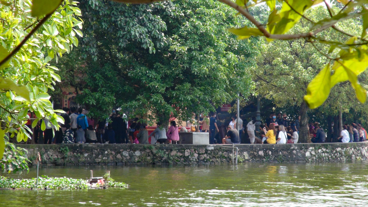Bat chap Covid-19, nguoi dan Thu do van chen nhau dang le