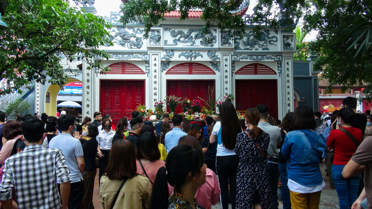 Cửa Phủ đóng nhưng nhiều người vẫn làm lễ ngoài sân.