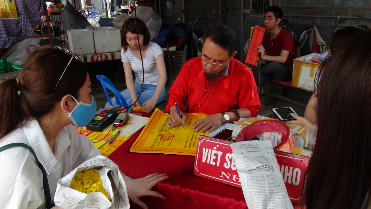 Các hoạt động khác bên ngoài cửa đền, chùa như viết sớ vẫn thu hút rất đông người dân.