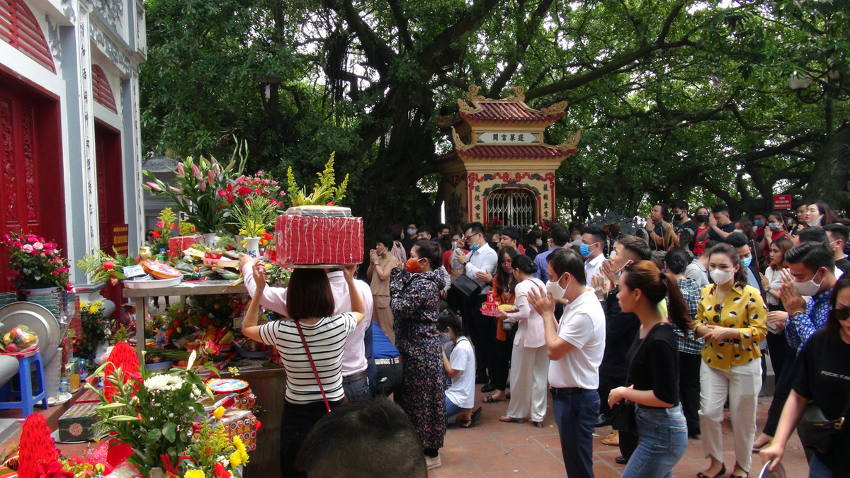 Người dân tập trung hành lễ coi như không có khuyến cáo của Chính phủ.