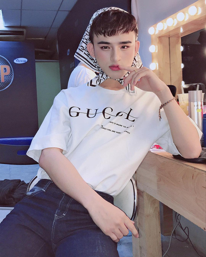 Thời gian gần đây, Trần Đức Bo quay trở lại và tiếp tục "chiếm sóng" mạng xã hội Tik Tok. Anh chàng càng gây được sự chú ý khi công khai livestream chỉ trích hot girl "bắp cần bơ" Trần Thanh Tâm vì nhại lại giọng mình.