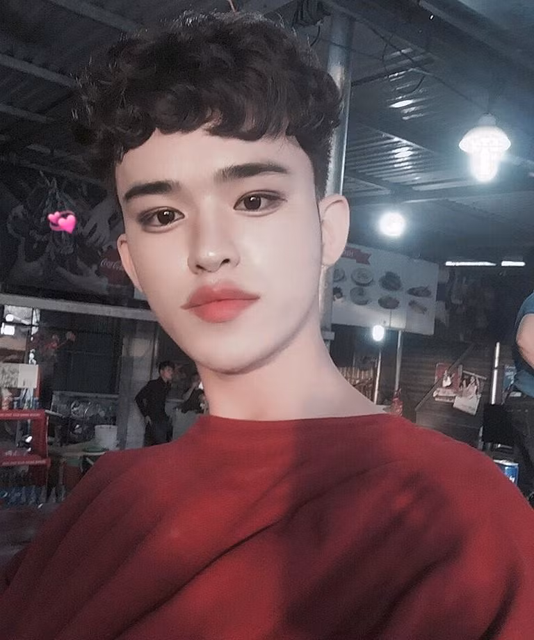 Bên cạnh đó, thảm họa mạng xã hội còn thường xuyên trang điểm cực đậm, kẻ mắt đen trông "chẳng giống ai".