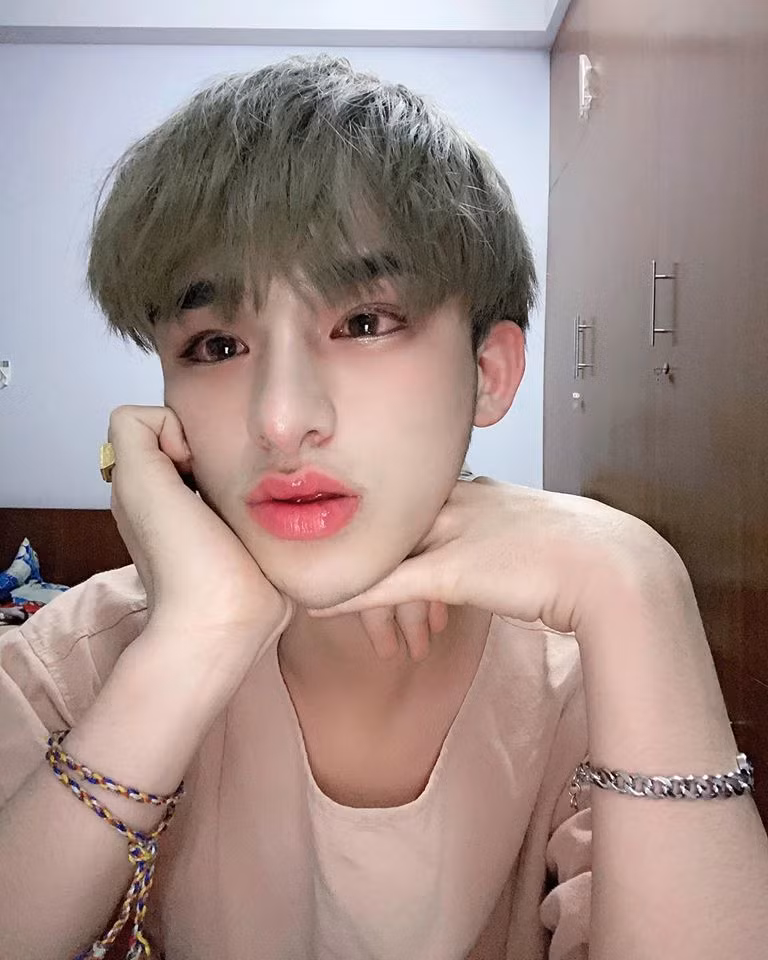 Rõ ràng, mũi của anh chàng cao hơn, đôi mắt to và dài đến mức bất thường, khuôn mặt nhọn hoắt y hệt những "hot girl mặt rắn" của Trung Quốc.