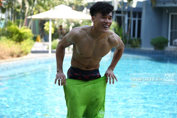Nước da nâu rắn rỏi cùng body được liệt vào hàng đẳng cấp nhất đội tuyển U23 Việt Nam, Bùi Tiến Dũng xứng danh "crush quốc dân". Trong 1 năm qua, dù ở cấp CLB hay đội tuyển, anh chàng thường xuyên phải ngồi dự bị nhưng tên tuổi chưa bao giờ hết hot. Ảnh: On Sports.